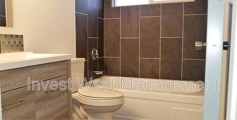 305 NE 104th Ave — Photo 10