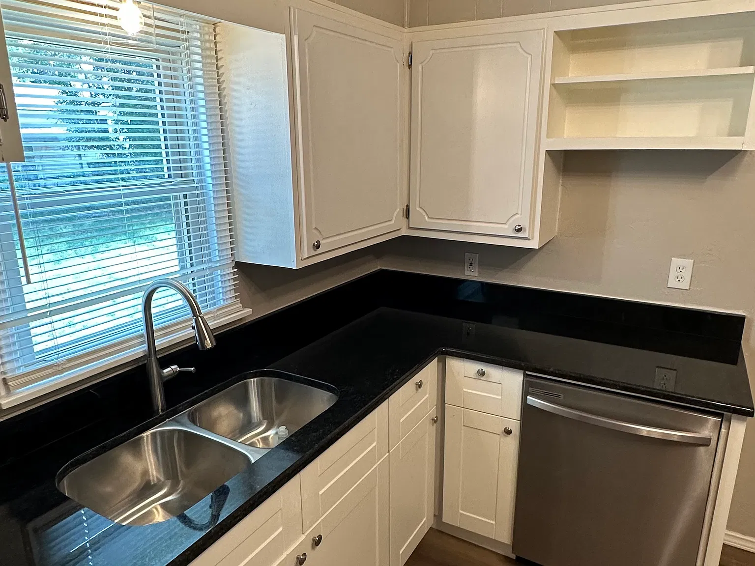2 bed, 720 sqft, $1,200 — Photo 3