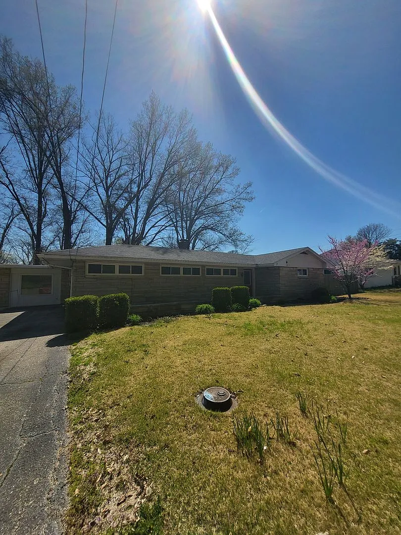 Newly remodeled large 4 bed house with 4 car garage — Photo 1