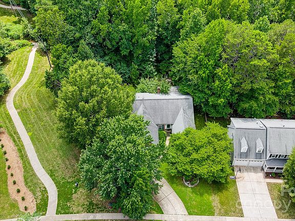 3rd image of 3319 Crescent Knoll Dr
