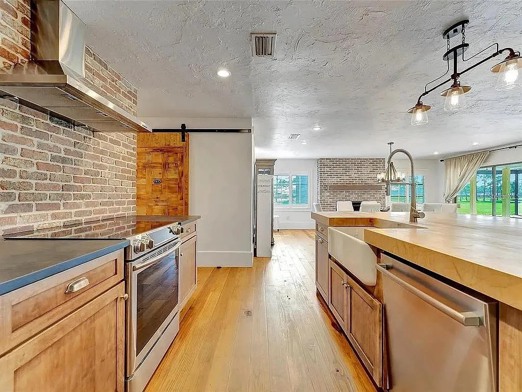 3 bed, 3.5 bath, 2364 sqft, $4,700 — Photo 3