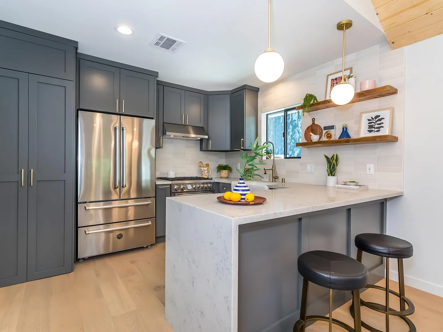 3 bed, 3.5 bath, 1100 sqft, $5,900 — Photo 3