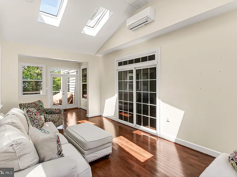 8901 Hargrove Ct — Photo 18