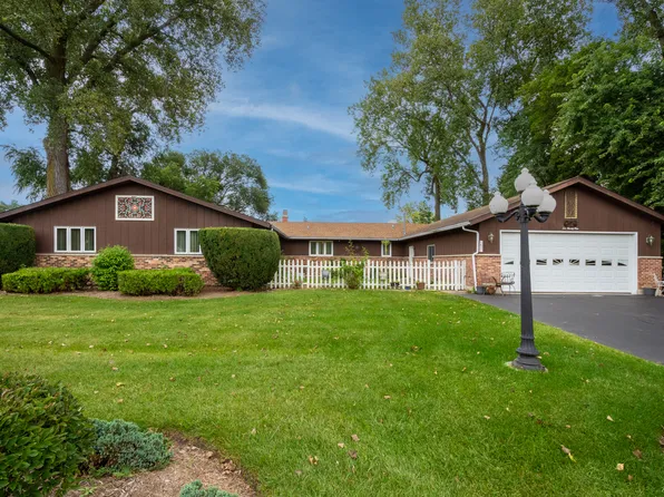 621 Monterrey Ter, McHenry, IL 60050