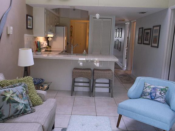 4th image of 421 Hawthorne Ct