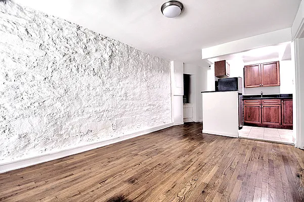 Rented by Urbane Brokerage | media 18