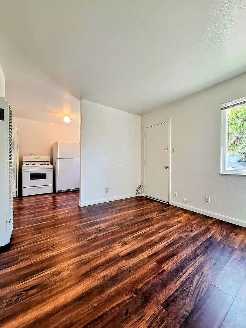 Charming 1bd Apartment in Single Story Building — Photo 3