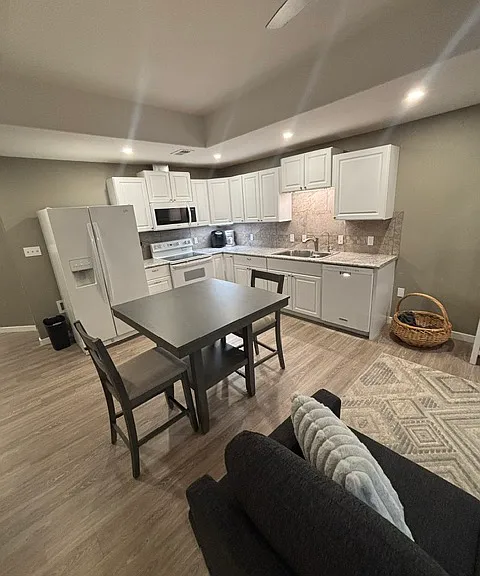 Kitchen/Dining Table