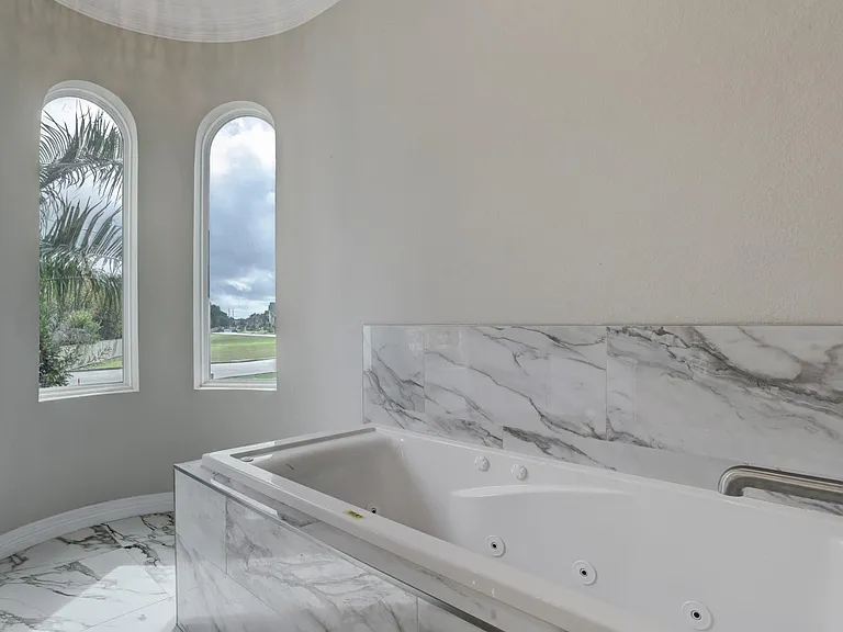 502 Amalfi Dr — Photo 16