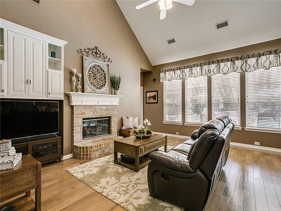 3rd image of 3212 Oak Meadow Dr