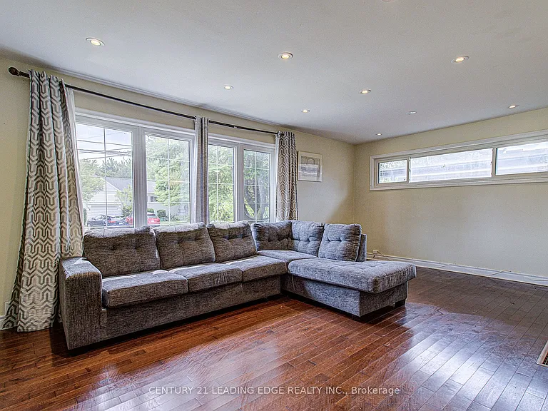 124 Haileybury Dr — Photo 5