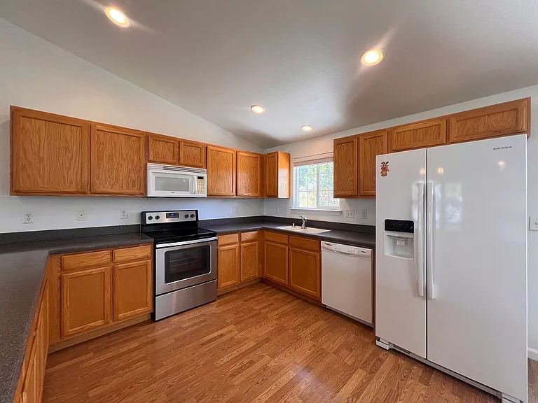 2628 Elizabeth Pkwy — Photo 3