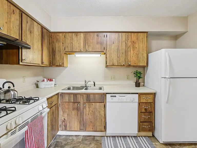 410 - WINDING BROOK APARTMENTS — Photo 28