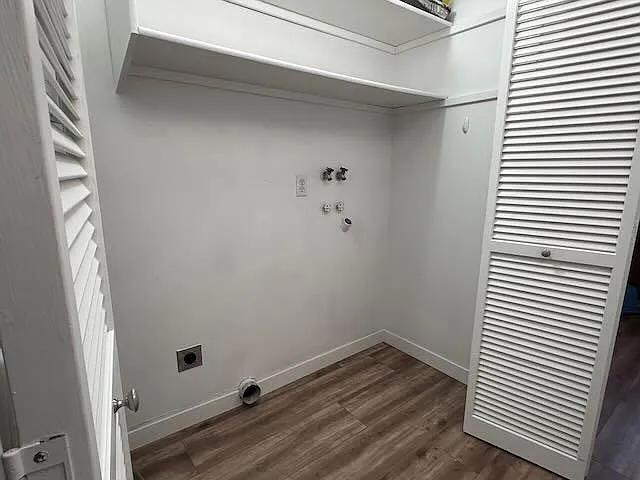 washer/dryer hook-ups