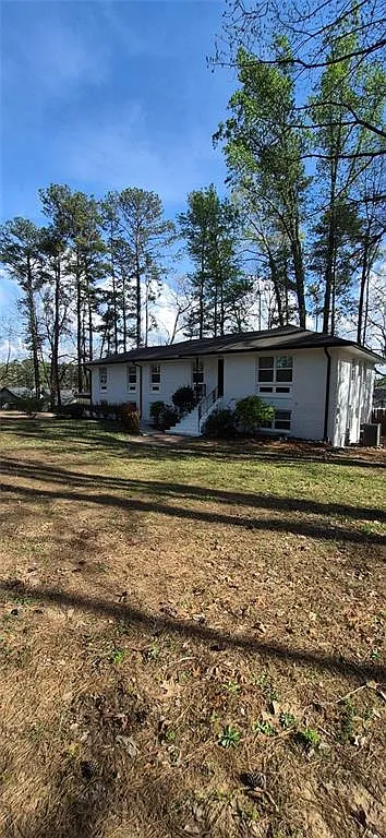 4 bed, 2.0 bath, 3293 sqft, $3,200 — Photo 2