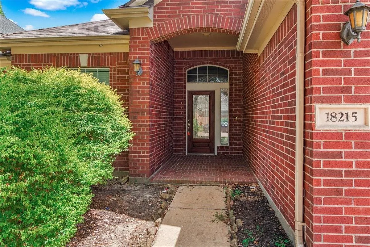 4 bed, 2.0 bath, 2494 sqft, $2,200 — Photo 3