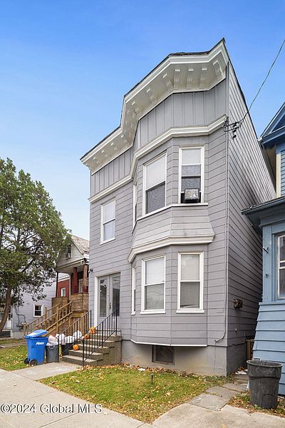 4th image of 456 Yates Street