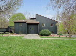 6 Creekside Ln, Pleasant Valley, NY 12569