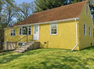 601 Sandhurst Dr W, Roseville, MN 55113