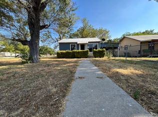 517 E Brazos St, Uvalde, TX 78801