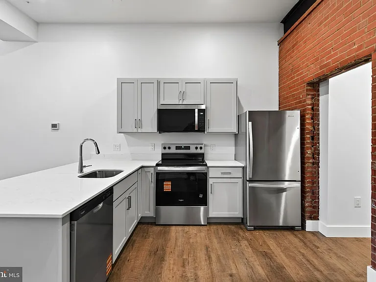 123 S Main St #6 — Photo 1