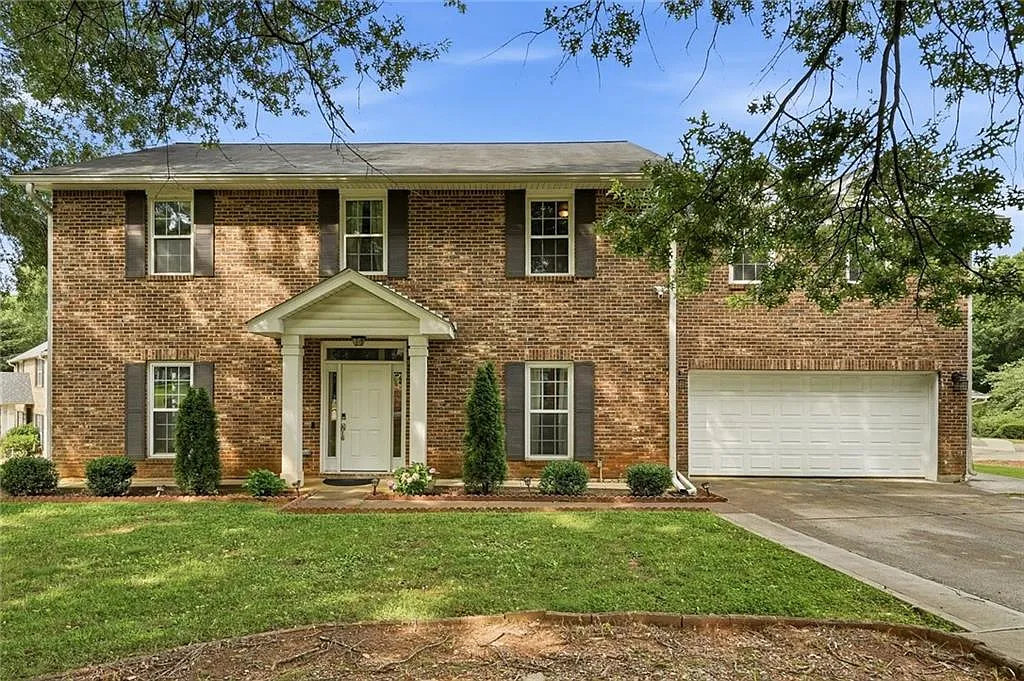 4 bed, 2.5 bath, 2536 sqft, $3,500 — Photo 2