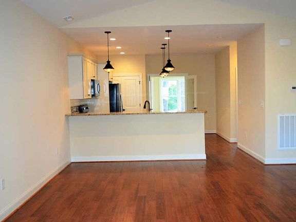 5th image of 109 Sea Grove Ln