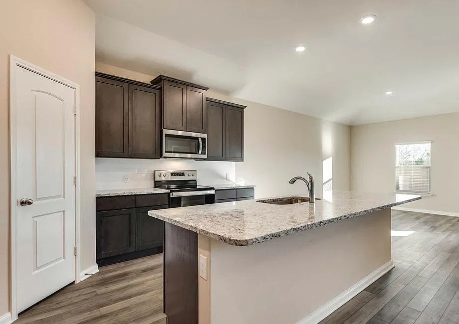 4 bed, 2006 sqft, $2,050 — Photo 2