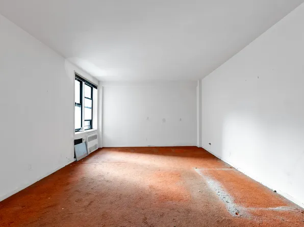 2546 East 13th Street image 3 of 28