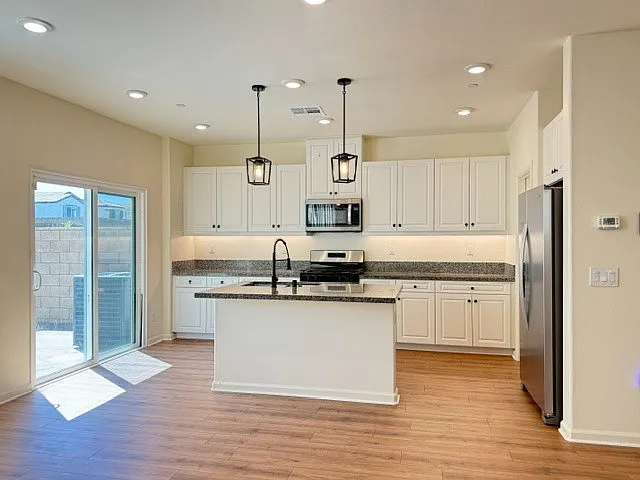 4 bed, 2.5 bath, 1869 sqft, $3,280 — Photo 2