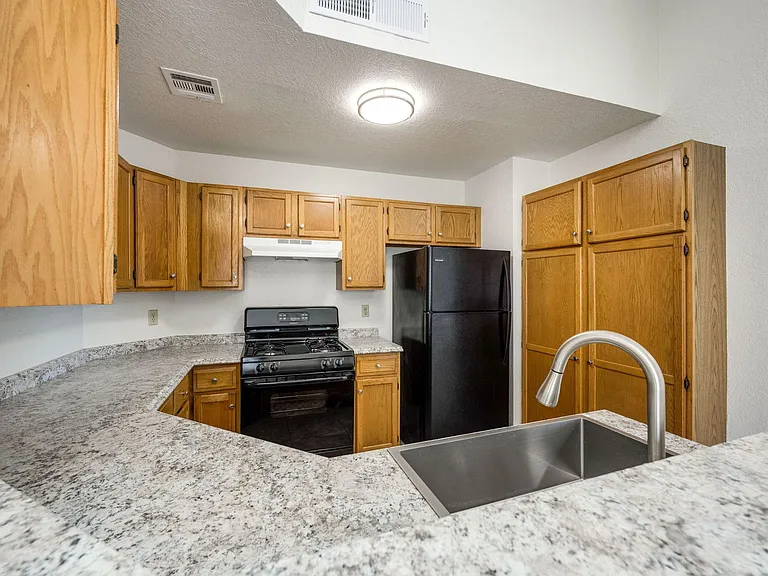 2136 Pioneer Ave — Photo 24
