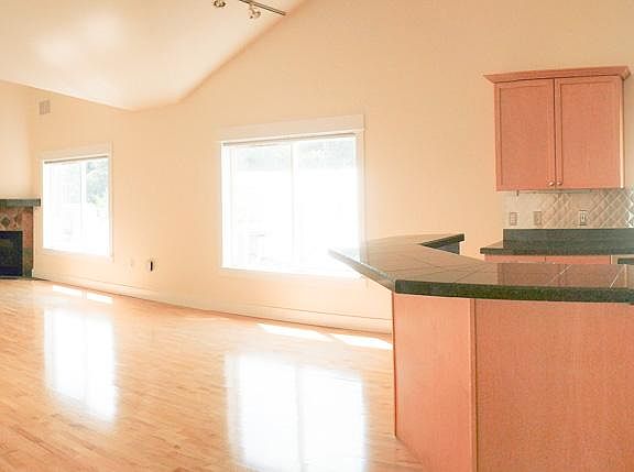 4th image of 2206 Queen Anne Ave N Ste 402