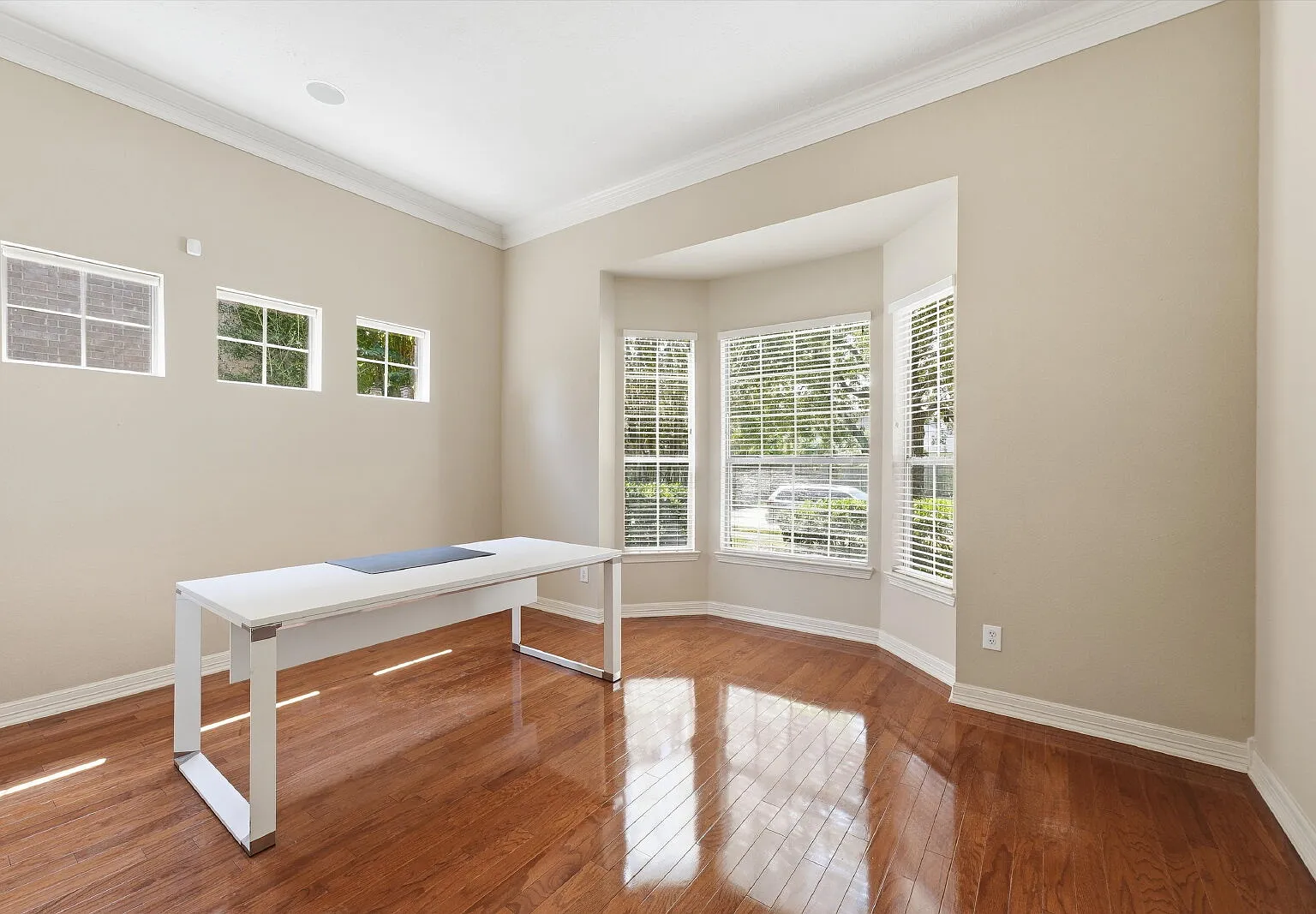 5 bed, 4.5 bath, 4424 sqft, $6,200 — Photo 3
