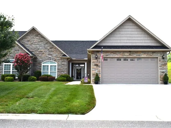 110 Cobblestone Ct, Mount Airy, NC 27030