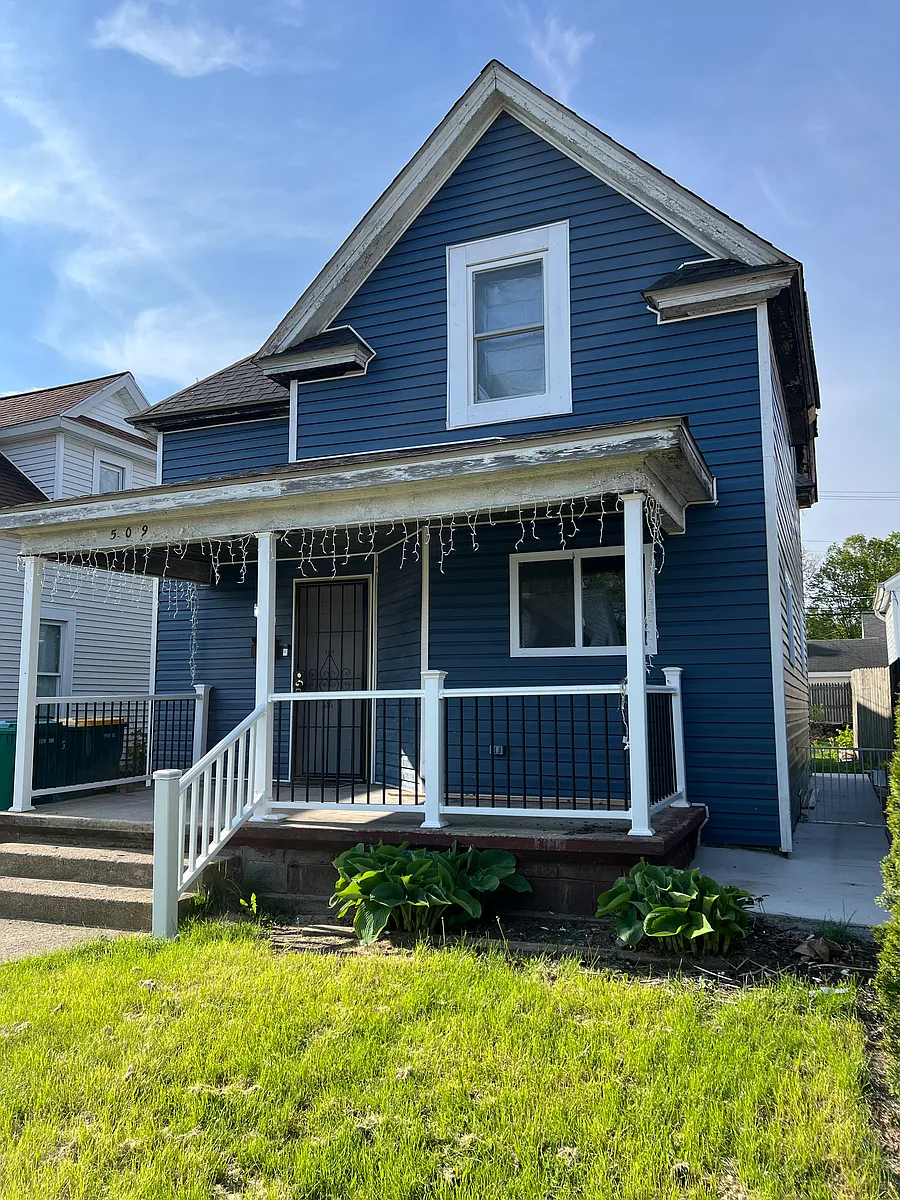 Front oblique - 509 W Battell St