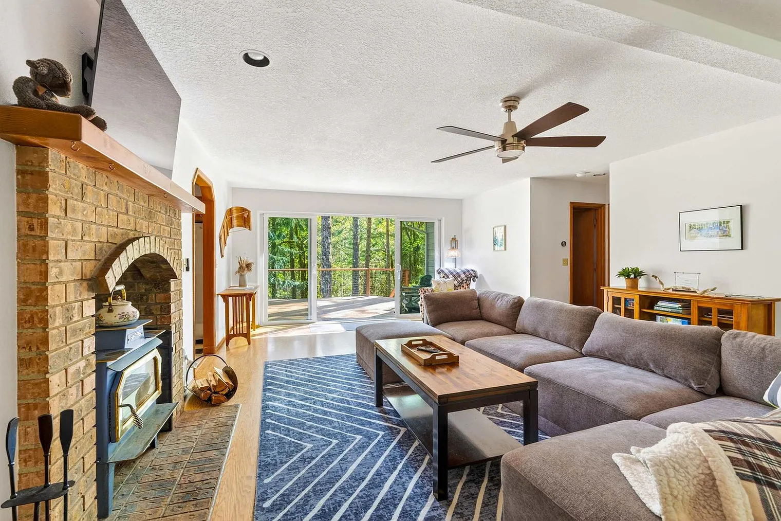 3 bed, 2.0 bath, 2583 sqft, $7,720 — Photo 1