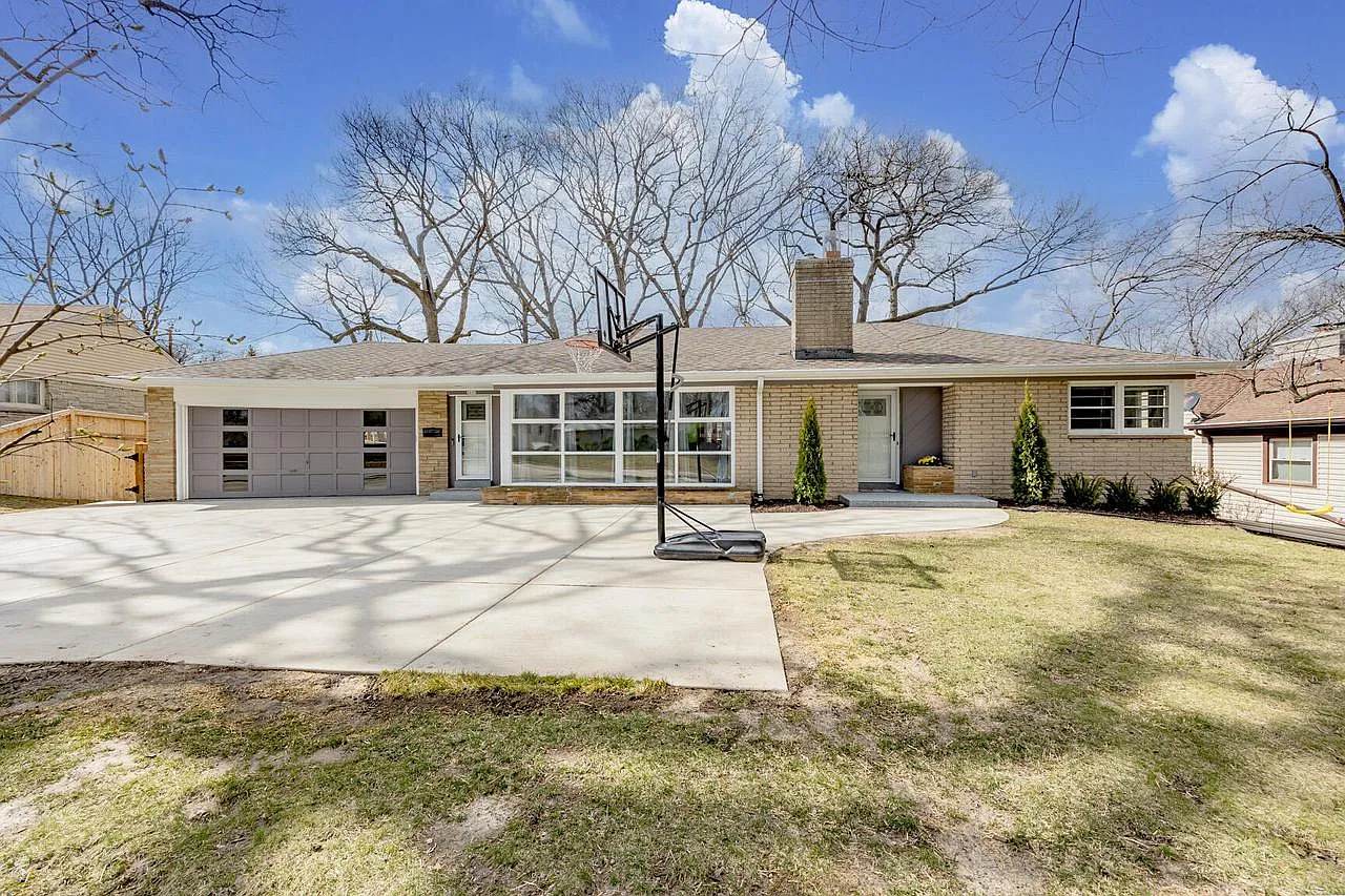 2609 South 50th STREET photo 1