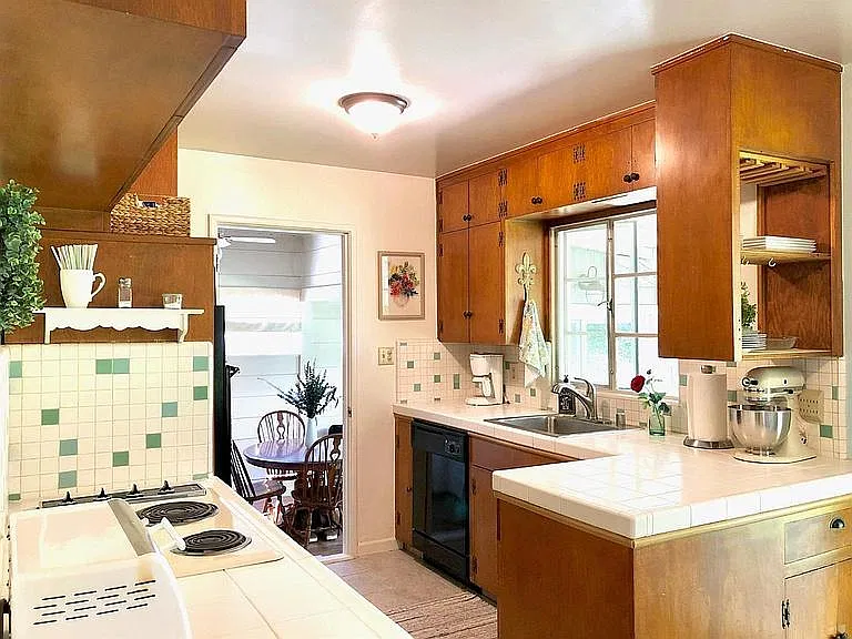 2413 Morse Ave — Photo 4