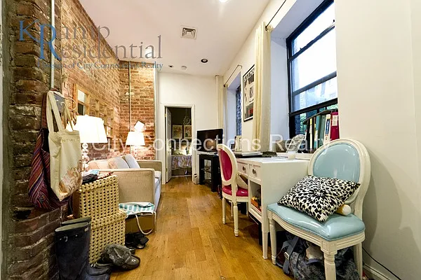 Rented by City Connections Realty | media 3