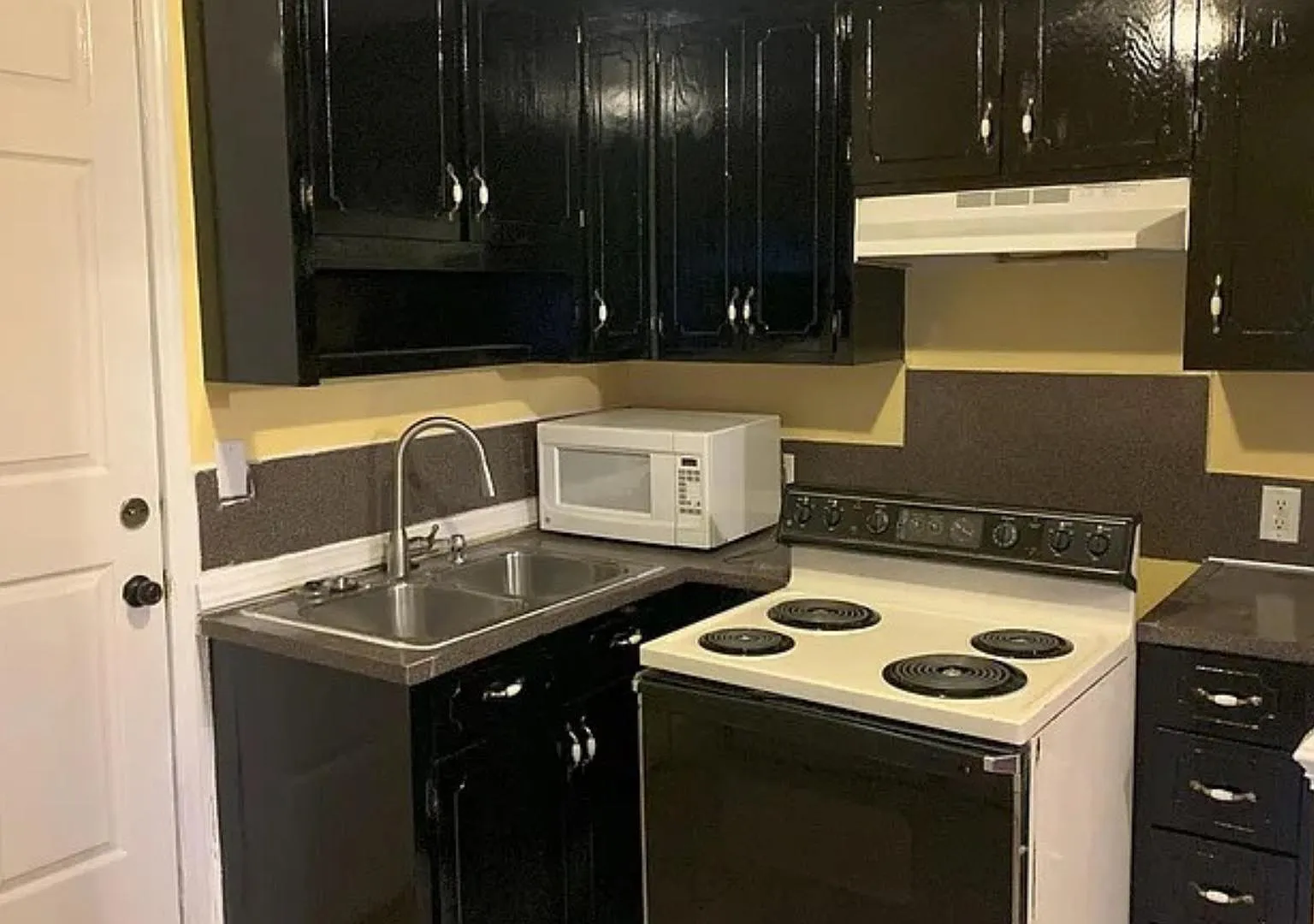 4 bed, 5.0 bath, 3278 sqft, $879 — Photo 3