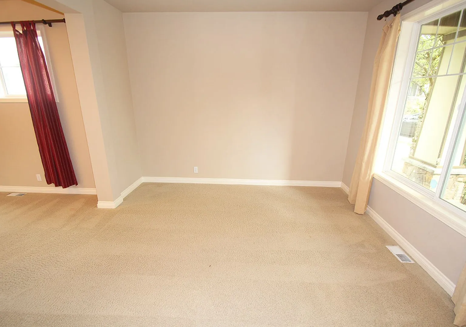 4 Bedroom Redmond Home For Rent With 2 Car Garage! — Photo 4