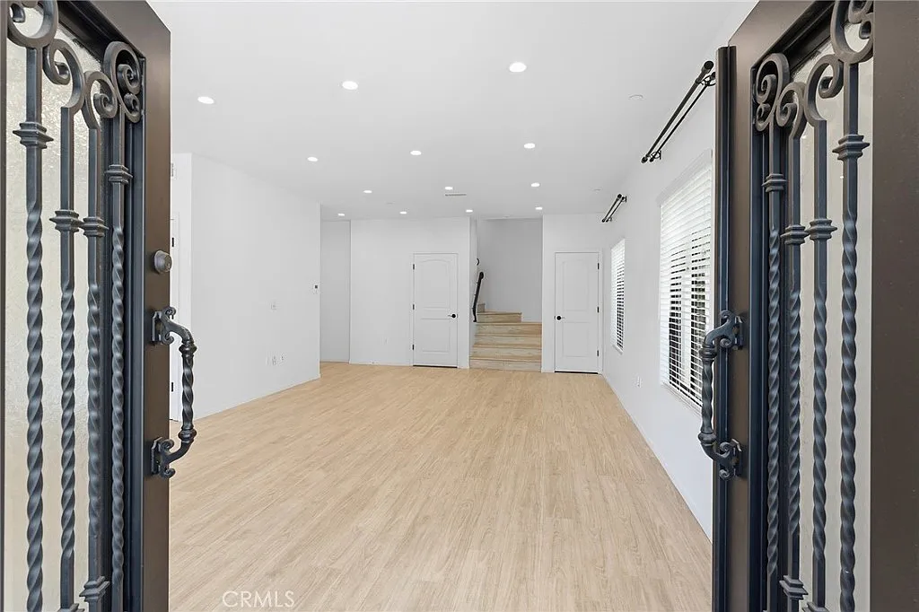 3 bed, 3.5 bath, 2456 sqft, $8,000 — Photo 3