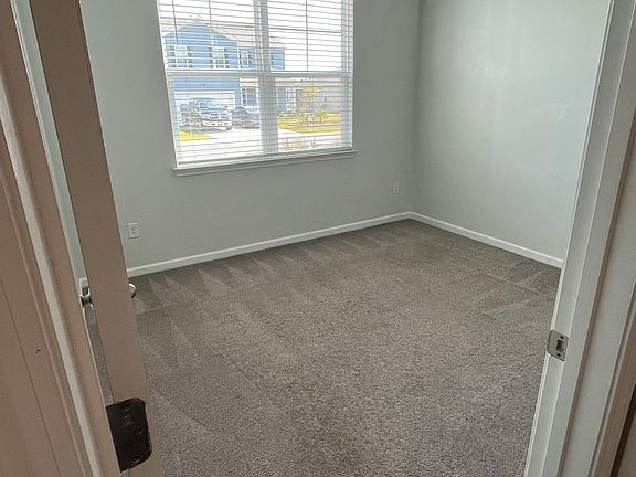 5th image of 920 Blue Point Dr