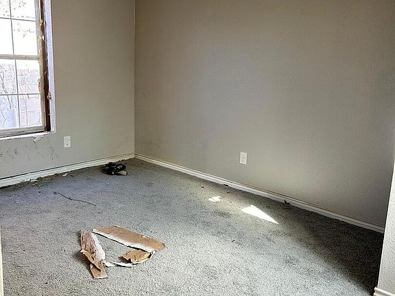 3rd image of 511 N SAN JOAQUIN AVE
