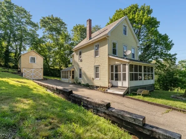 9 Central St, Lebanon Boro, NJ 08833