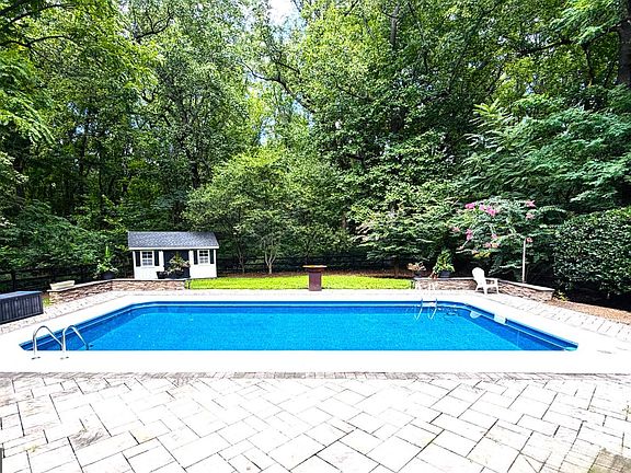 2nd image of 71 Farragut Rd