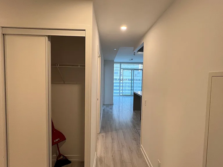 33 Helendale Ave #1407 — Photo 3