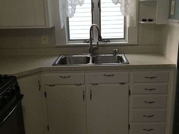 4th image of 6129 Sharon Ave