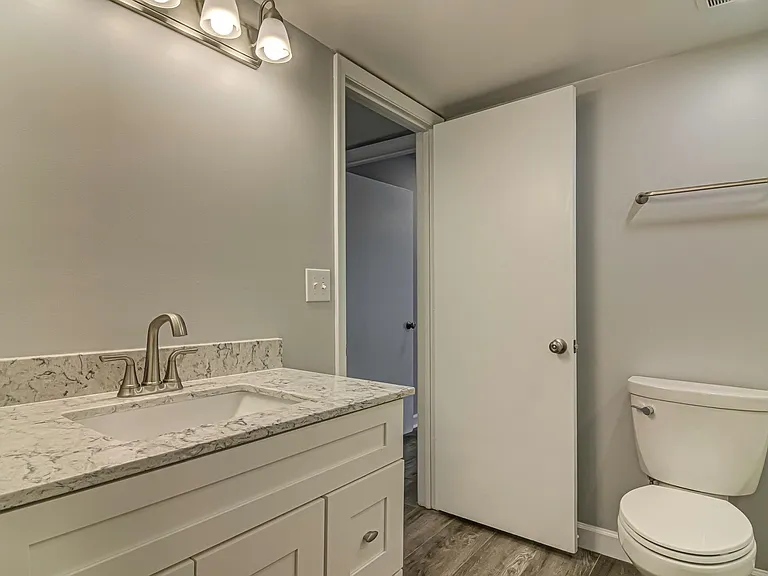 1518 Benjamin Pkwy #D — Photo 24