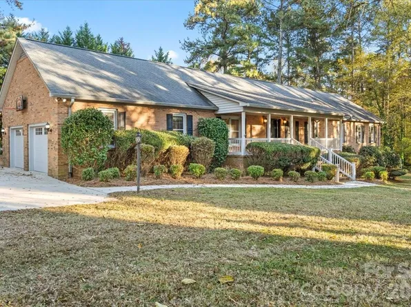 1061 Fairway Dr, Kannapolis, NC 28081